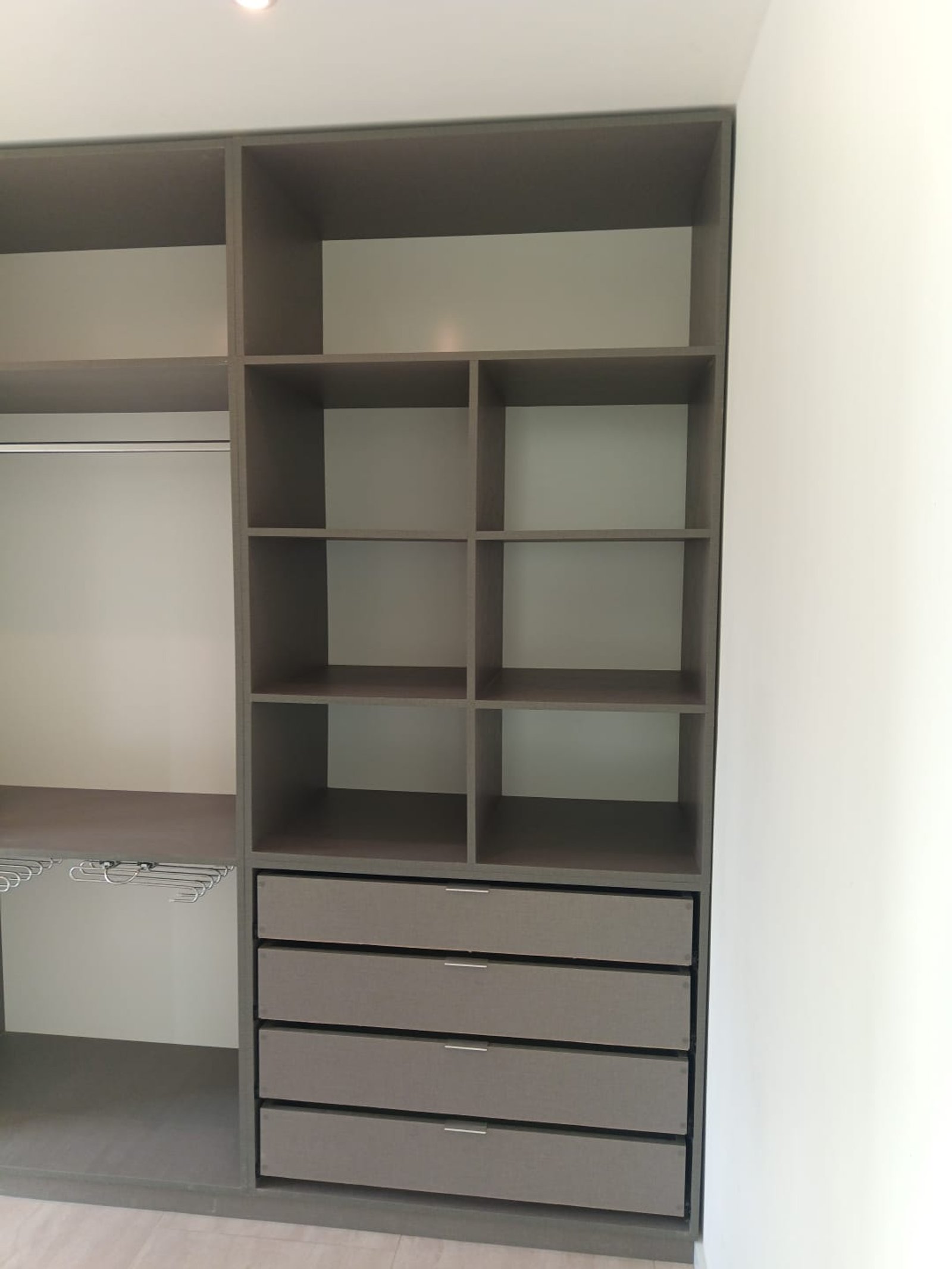 Closet moderno con estanterías abiertas y cajones grises integrados — proyecto Proyecto SP, por D'Agostina , en Derqui